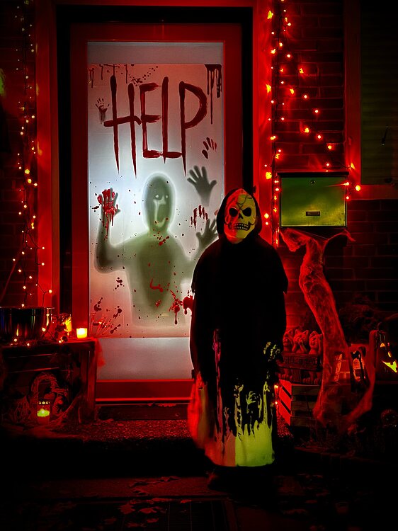 Gruselig dekorierte Haustür beim Halloween-Abend 2024 in Faßberg