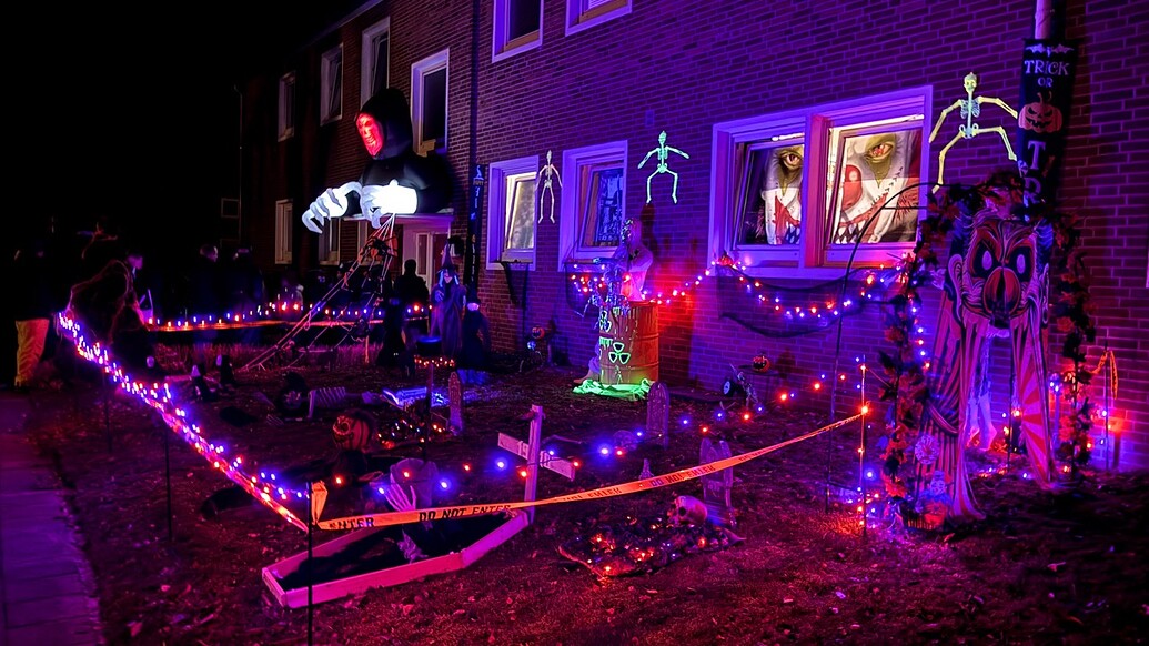 Großflächig beleuchtete Halloween-Station 2025 in Faßberg